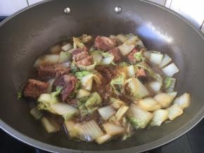 翻炒均匀，炖1分钟左右，视个人口味放入少许盐调味，用适量的水淀粉勾芡即可。