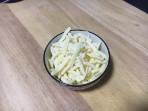 马苏里拉奶酪从冰箱里冷冻室提前拿出来解冻，回暖至室温。