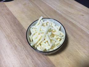 马苏里拉奶酪从冰箱里冷冻室提前拿出来解冻，回暖至室温。