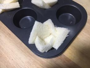 将吐司放在模具里，花朵错开摆放。