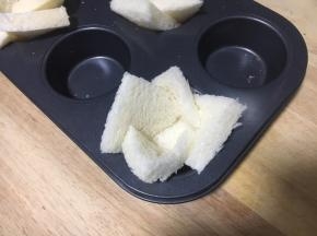 将吐司放在模具里，花朵错开摆放。