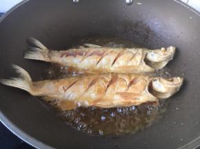 将鲢鱼两面煎成金黄色。