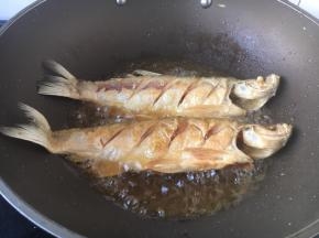 将鲢鱼两面煎成金黄色。