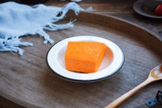 将南瓜去皮去瓤。