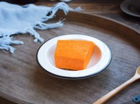 将南瓜去皮去瓤。