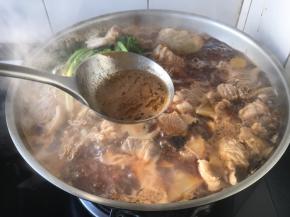 大火炖开，撇去浮末，小火炖40分钟。