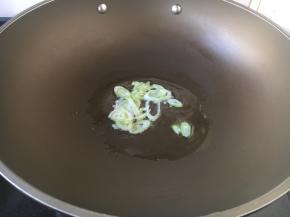 热锅凉油，爆香葱花。
