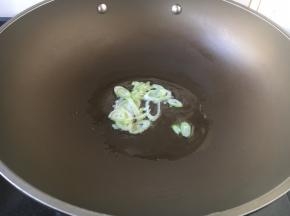 热锅凉油，爆香葱花。
