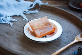 准备南瓜一块。 长期食用南瓜有助于补中益气，降血脂，降血糖，清热解毒，保护胃粘膜，有助于消化。