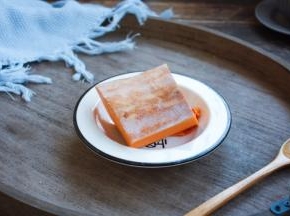 准备南瓜一块。 长期食用南瓜有助于补中益气，降血脂，降血糖，清热解毒，保护胃粘膜，有助于消化。
