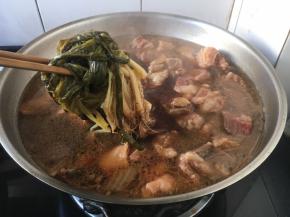 牛肉炖熟后挑出去料包和佐料。