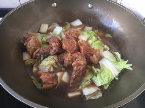 放入约10块左右炖好的牛肉和与食材齐平的牛肉汤。