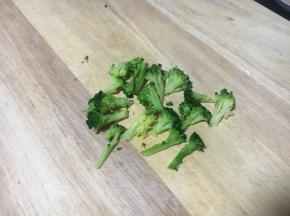 西兰花撕成小朵，焯水后沥干水分备用。