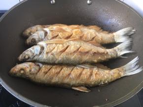 放入煎好的鲢鱼。