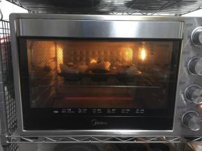 烤箱上下管加热200度，提前预热5分钟。将食材置于中层，加热5～6分钟，奶酪融化即可。