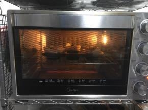 烤箱上下管加热200度，提前预热5分钟。将食材置于中层，加热5～6分钟，奶酪融化即可。