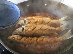 倒入3小碗的水，水的量与食材齐平。