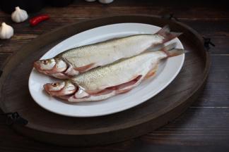 鲢鱼体形侧扁、稍高，呈纺锤形，背部青灰色，两侧及腹部白色。胸鳍不超过腹鳍基部。各鳍色灰白。头较大。眼睛位置很低。鳞片细小。腹部正中角质棱自胸鳍下方直延达肛门。 将鲢鱼的鱼鳞刮去，去除内脏和腹黑，然后清洗干净，沥干水分。