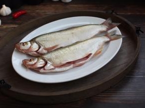 鲢鱼体形侧扁、稍高，呈纺锤形，背部青灰色，两侧及腹部白色。胸鳍不超过腹鳍基部。各鳍色灰白。头较大。眼睛位置很低。鳞片细小。腹部正中角质棱自胸鳍下方直延达肛门。 将鲢鱼的鱼鳞刮去，去除内脏和腹黑，然后清洗干净，沥干水分。