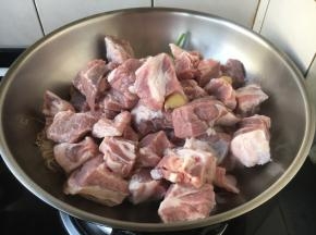 放入牛肉。