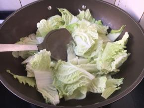 放入白菜翻炒至变软。