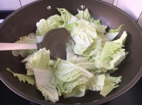 放入白菜翻炒至变软。