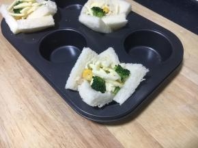 再在上边撒上适量的马苏里拉奶酪。 喜欢奶香浓郁的话可多放些，奶酪的量可增可减，随个人口味喜好。