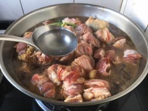 放入1听的啤酒和适量的清水，汤的量要没过食材。