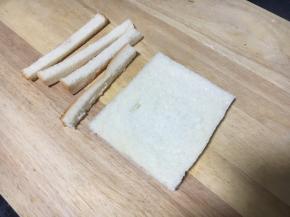将吐司的四边切下去。