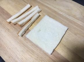 将吐司的四边切下去。