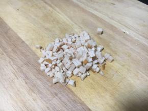 鸡肉火腿切成碎粒状备用。