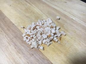 鸡肉火腿切成碎粒状备用。