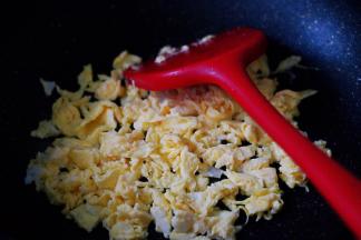 锅中烧热后倒入20克花生油，把打散的鹅蛋炒熟盛出备用。