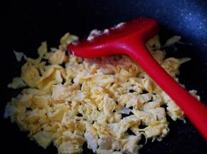 锅中烧热后倒入20克花生油，把打散的鹅蛋炒熟盛出备用。