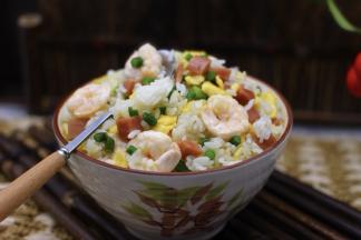 把炒好的炒饭盛入碗里面即可就可以食用了。