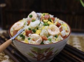 把炒好的炒饭盛入碗里面即可就可以食用了。