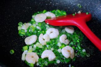 看见虾仁变色断生的时候，加入蒜薹大火继续翻炒片刻。