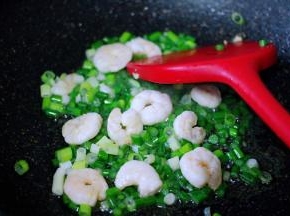 看见虾仁变色断生的时候，加入蒜薹大火继续翻炒片刻。