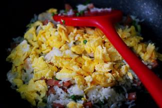 这个时候加入提前炒好的鹅蛋。