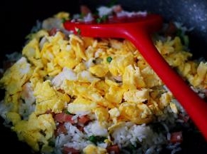 这个时候加入提前炒好的鹅蛋。