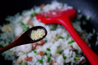 再加入鸡精增加鲜味和口感。