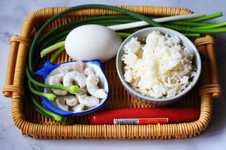 首先备齐所有的食材，虾仁去虾线后洗净，蒜薹掐头去尾，小葱摘洗干净。