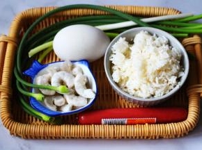 首先备齐所有的食材，虾仁去虾线后洗净，蒜薹掐头去尾，小葱摘洗干净。