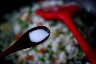 加入适量的盐调味。