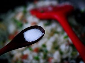 加入适量的盐调味。