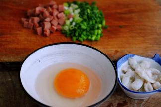 碗里面把鹅蛋打散后搅拌均匀。