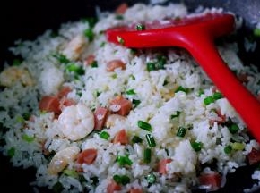 大火继续翻炒至所有的食材都搅拌均匀的时候。