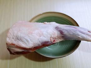 买了一只羊腿，比较大，洗干净。