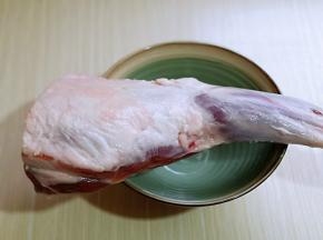 买了一只羊腿，比较大，洗干净。