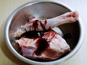 加入蚝油，按个人口味加入食用盐！